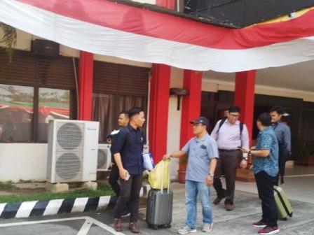 Penampakan Penyidik KPK Tinggalkan Polresta Barelang