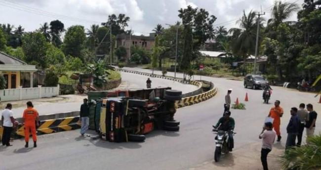 Truk Kontainer Terguling di Jalan Poros Karimun