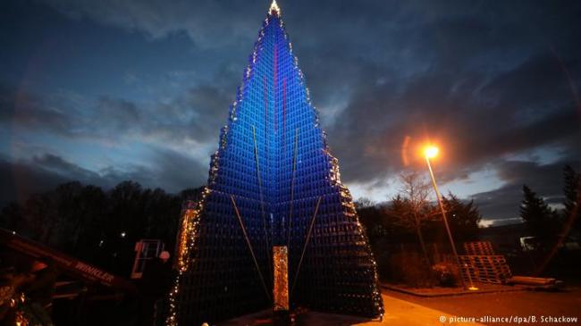 Jerman Pecahkan Rekor Dunia Pembuatan Pohon Natal dari Krat