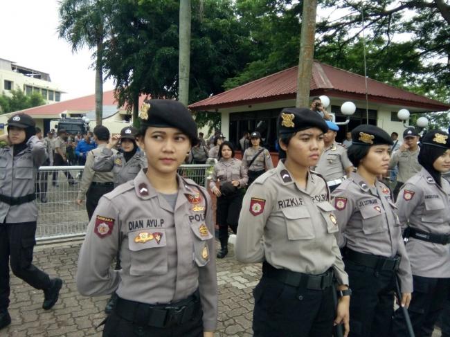 Foto-foto Polwan di Unjuk Rasa Ribuan Warga Baloi Kolam