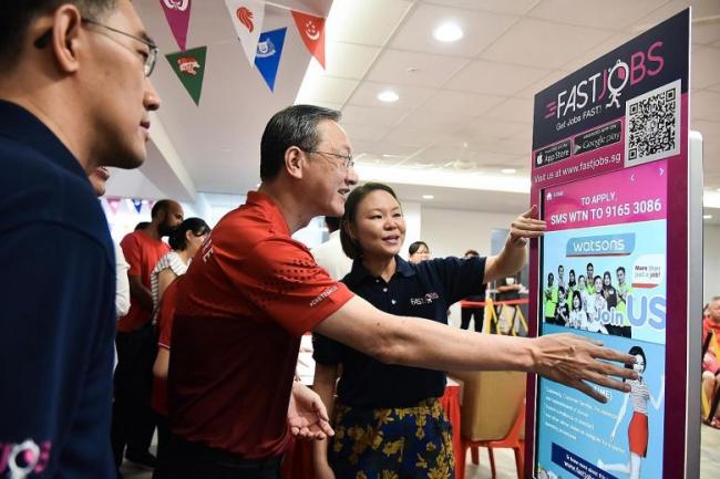 Cari Kerja Dekat Rumah, Orang Tua di Singapura Cukup Kirim SMS