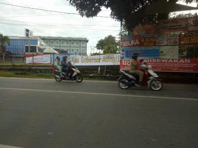 Penampakan Spanduk "Kau Gobernor Asing" yang Bertebaran di Tanjungpinang