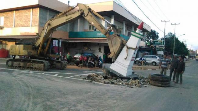 Tugu Monas Ranai Dibongkar Eksavator