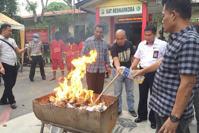 Polisi Bakar dan Rebus Ribuan Gram Narkotika, Ini 5 Pengedarnya