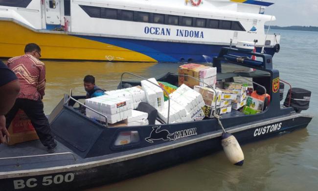 Petugas Bea Cukai Amankan Barang Ilegal di Pelabuhan Domestik Karimun