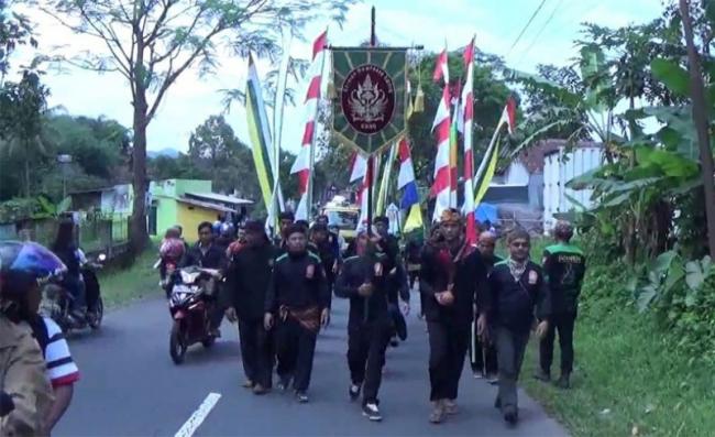 Kirab Panji Helaran Keraton Pelihara Tradisi Budaya Keraton Sumedang