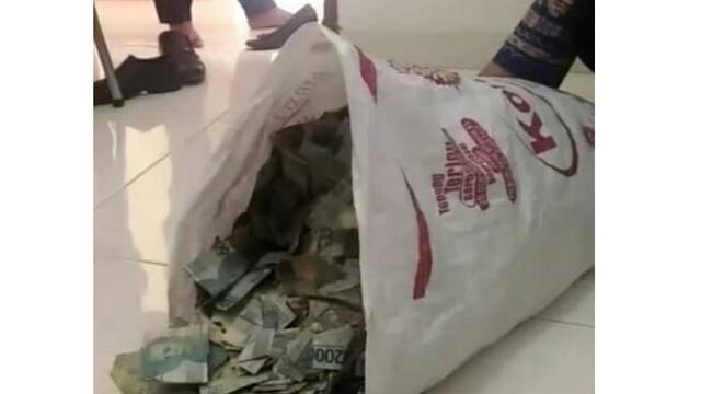 Rajin Menabung, Emak-Emak Beli Motor Pakai Uang Recehan
