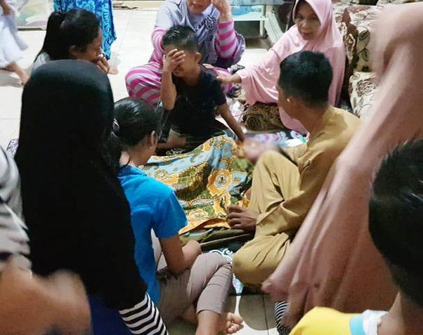 Raut Sedih Fika Tatap Latifah yang Terbujur Kaku