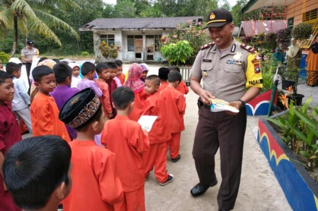 Polsek Dabo Serbu SD di Singkep, Cegah Pelajar Kecanduan Main Hp