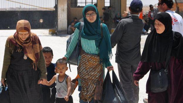 Perempuan Indonesia Ini Lari dari ISIS; Semuanya Bohong! 