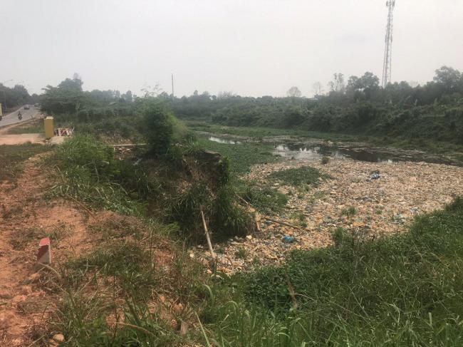 Joroknya Tumpukan Sampah di Pinggir Jalan Dekat Bandara Hang Nadim 