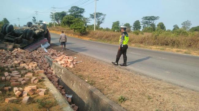 Truk Batu Bata Terguling di Bintan, Sopirnya Khilaf