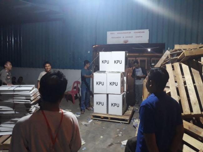 Petugas Berjibaku Distribusikan Logistik Pemilu Hingga Subuh