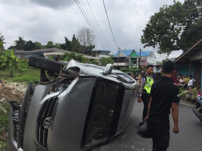 Tabrak Sepeda Motor, Justru Avanza yang Terbalik dan Pengendara Terluka