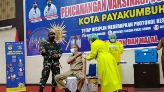 Wali Kota Payakumbuh Ngotot Disuntik Vaksin Covid-19 Meski Tensi Darah Tinggi