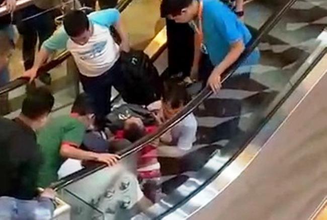 Heboh, Balita Terjepit di Eskalator Mega Mall
