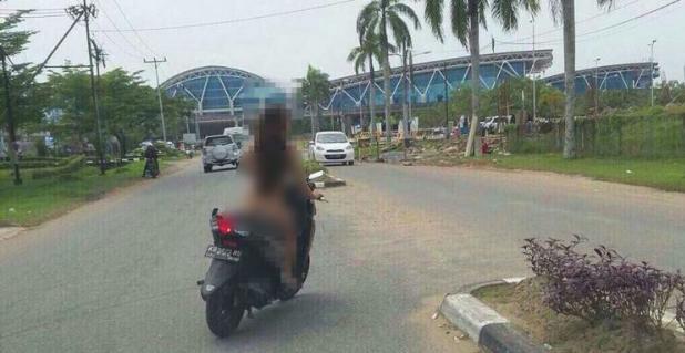  Ternyata Ini Pemicu Wanita Bugil Naik Motor di Bandara Supadio