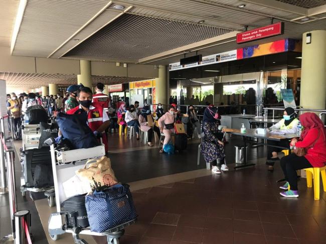 Foto: Tes Kesehatan Calon Penumpang Sebelum Check-in di Bandara Hang Nadim