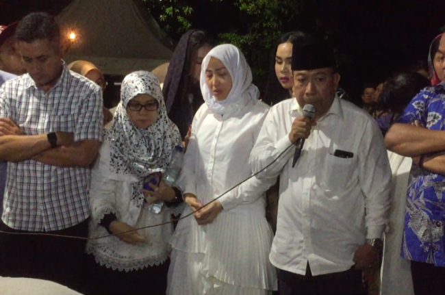 Kabar Duka, Ibunda Ayu Dewi Meninggal Dunia