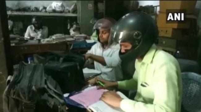 Unik, Karyawan Kelistrikan Ini Pakai Helm Motor Selama Bekerja