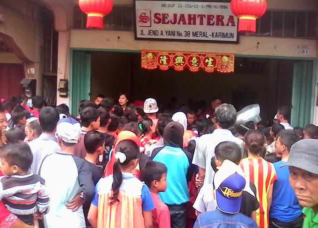 Anak-anak Serbu Angpao Hingga Macetkan Jalan di Karimun