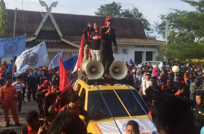 Demo Buruh di Kantor Disnaker Kota Batam Memanas
