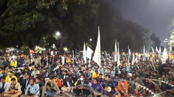 Ribuan Mahasiswa Demo Istana Merdeka hingga Malam  