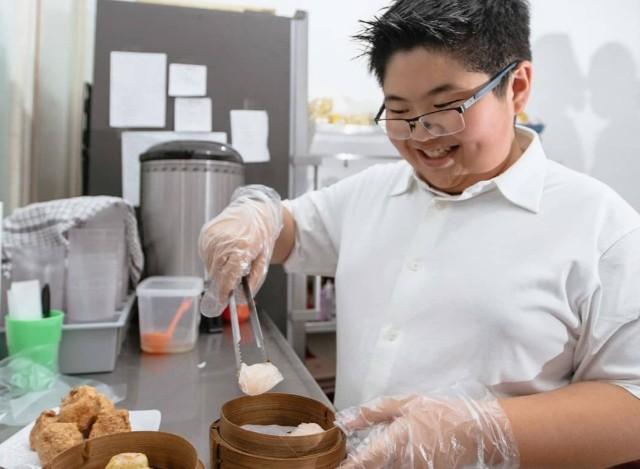 Hebat! Bocah 13 Tahun Ini Sudah Punya Restoran Dimsum Sendiri