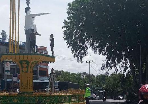 Dua Pelajar Pencoret Tugu Motivasi Pemuda di Tanjungpinang Dihukum Polisi