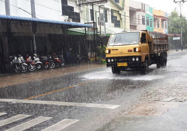 Hujan Deras Merata Hingga Karimun, Aktivitas Warga Terhambat