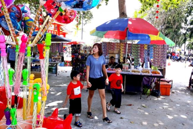Perayaan Imlek Jadi Sumber Rezeki Pedagang Kaki Lima