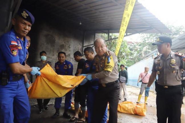 Kapolres Bantu Angkat Jenazah, 6 Korban Tewas Terbakar di Batu Ampar