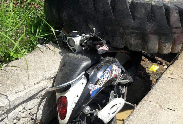 Seorang PNS Karimun Masuk Parit dan Tabrak Ban Traktor, Tangan Patah