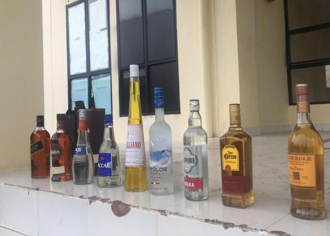 Tangkapan Dibuka, 1 Kontainer Berisi 10 Ribu Botol Mikol 