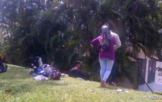 Sambil Menunggu, Ratusan Calon Pelamar Sumitomo Tiduran di Rumput dan Selfie
