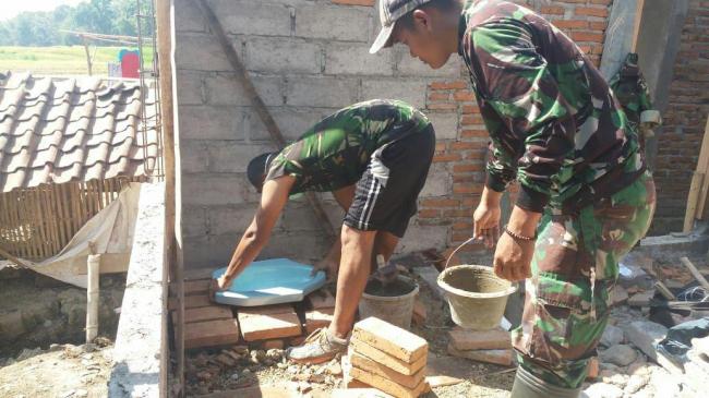 Pemasangan Kloset  untuk Kesehatan Sungai Desa Bonomerto