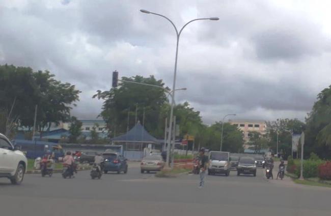 Warga Jadi `Polantas` Dadakan Saat Traffic Light di Simpang Kara Ikut Padam