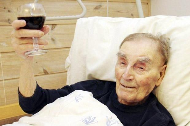 Rahasia Pria Tertua di Norwegia: 60 Batang Rokok Sehari dan Segelas Anggur