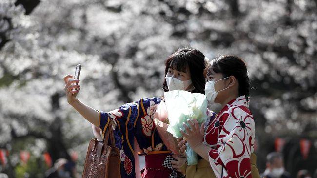 Pandemi Tak Batasi Penduduk Jepang Selfie dengan Sakura