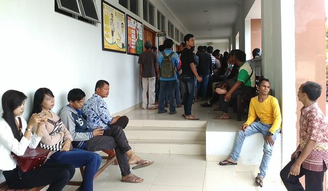 Seorang Pengemudi Motor di Batam Cari Polisi yang Menilangnya 