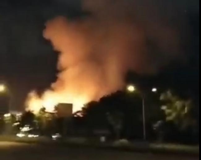 Pabrik Daur Ulang Kertas Terbakar di Batam Centre