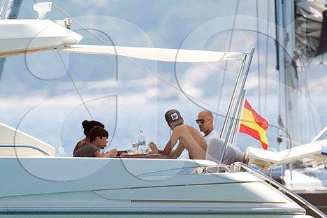 Potret Keseruan Liburan Keluarga Zidane di Ibiza