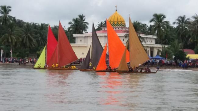 Warna Warni Sampan Layar Hiasi Pantai Pulau Tulang