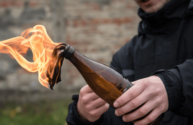 Cemburu Buta, Seorang Pelukis Lempar Bom Molotov ke Rumah Mantan Pacar