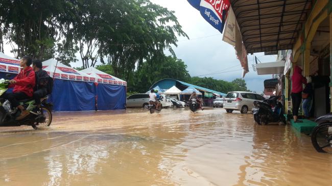 Banjir Setinggi Betis di Depan Vitka Point Tiban, Kemacetan Parah Terjadi