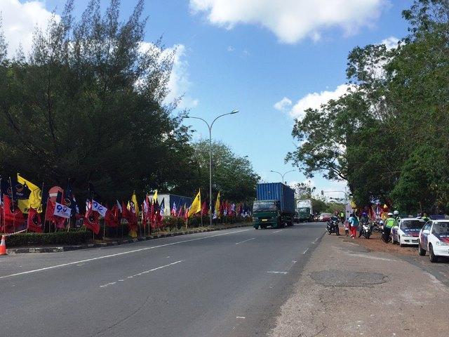 Ribuan Bendera dan Spanduk Sambut Kedatangan Jokowi di Batam