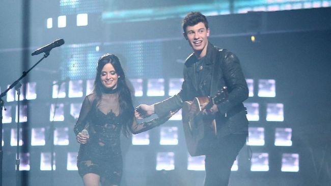 Camila Cabello Akui Lelah Mencintai Shawn Mendes