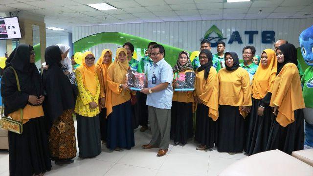 Direksi ATB Layani Pelanggan di Hari Pelanggan Nasional