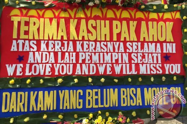 Balai Kota Banjir Karangan Bunga; "Terimakasih Pak Ahok, Kami Belum Bisa Move On"