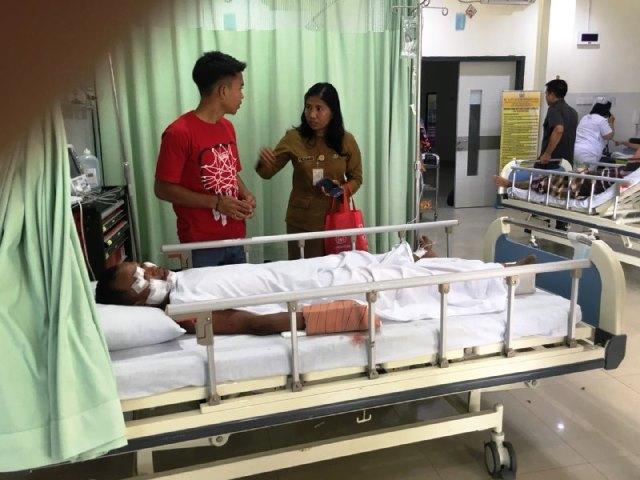 Polisi Buru Pengendara Minibus Penabrak Limbat
